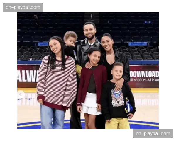 斯蒂芬·库里生涯三分命中数突破4000记，赛后与家人合影留念